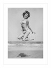 Hoppende dame på stranden, Retro fotografi  thumbnail