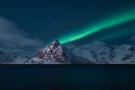 Nordlys over fjellandskap i Reine thumbnail