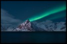 Nordlys over fjellandskap i Reine thumbnail