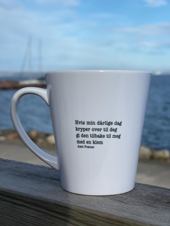 Hvis min dårlige dag  kryper over til deg  gi den tilbake til meg  med en klem , lattekopp