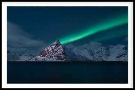 Nordlys over fjellandskap i Reine