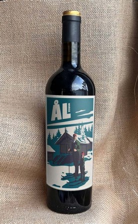 Ål , to personer på ski foran stabbur, Etikett