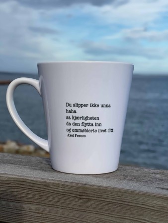 DU SLIPPER IKKE UNNA HAHA SA KJÆRLIGHETEN DA DEN FLYTTA INN OG OMMØBLERTE LIVET DITT , Lattekopp