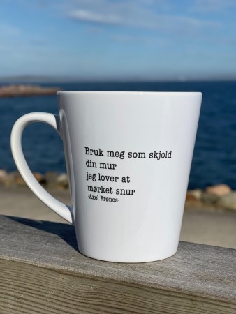 Bruk meg som skjold  din mur  jeg lover at  mørket snur  , lattekopp